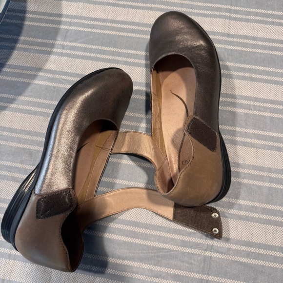 Dansko light bronze/tanish 2 toned textured Leather Women's Shoes - Picture 8 of 13